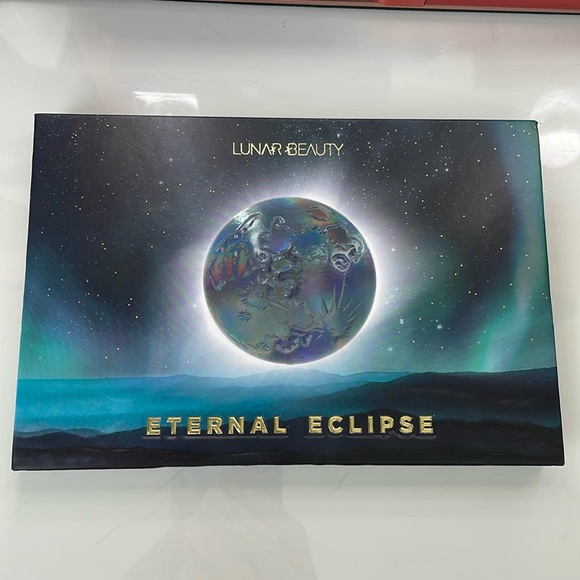 Lunar Beauty Eternal Eclipse Palette - Picture 2 of 6